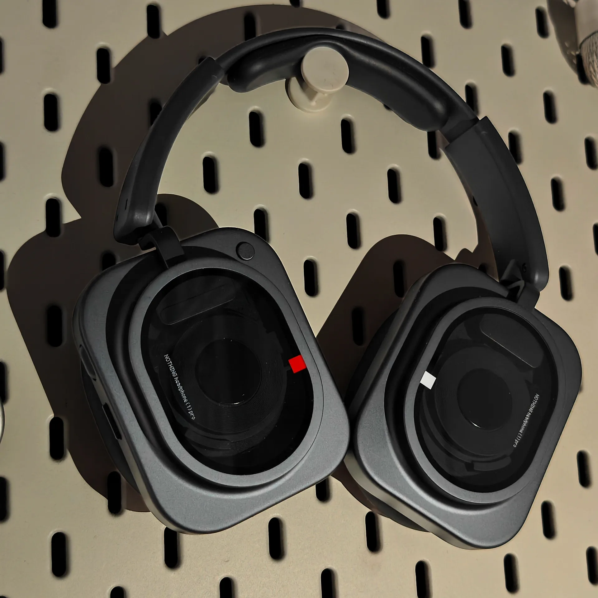 Nothing Headphone (1) Pro treo trên pegboard trong suốt