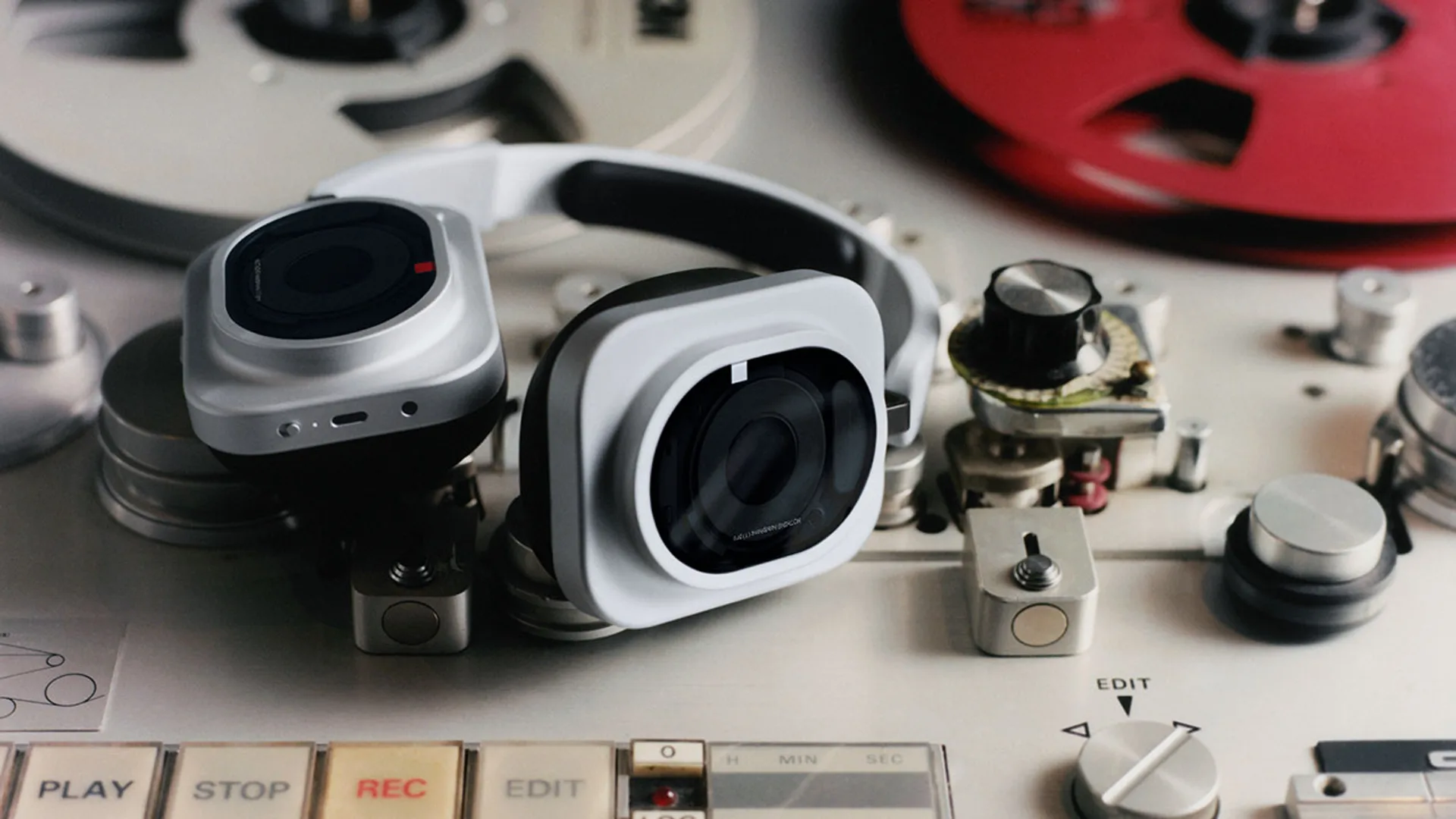 Nothing Headphone (1) Pro trắng trên máy tape studio Metropolis vibe