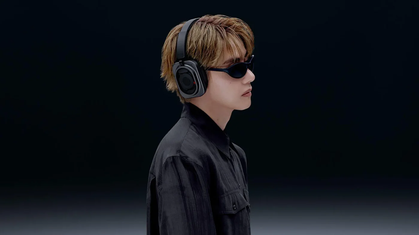 V (BTS) đại sứ toàn cầu Nothing đeo Headphone (1) Pro màu đen