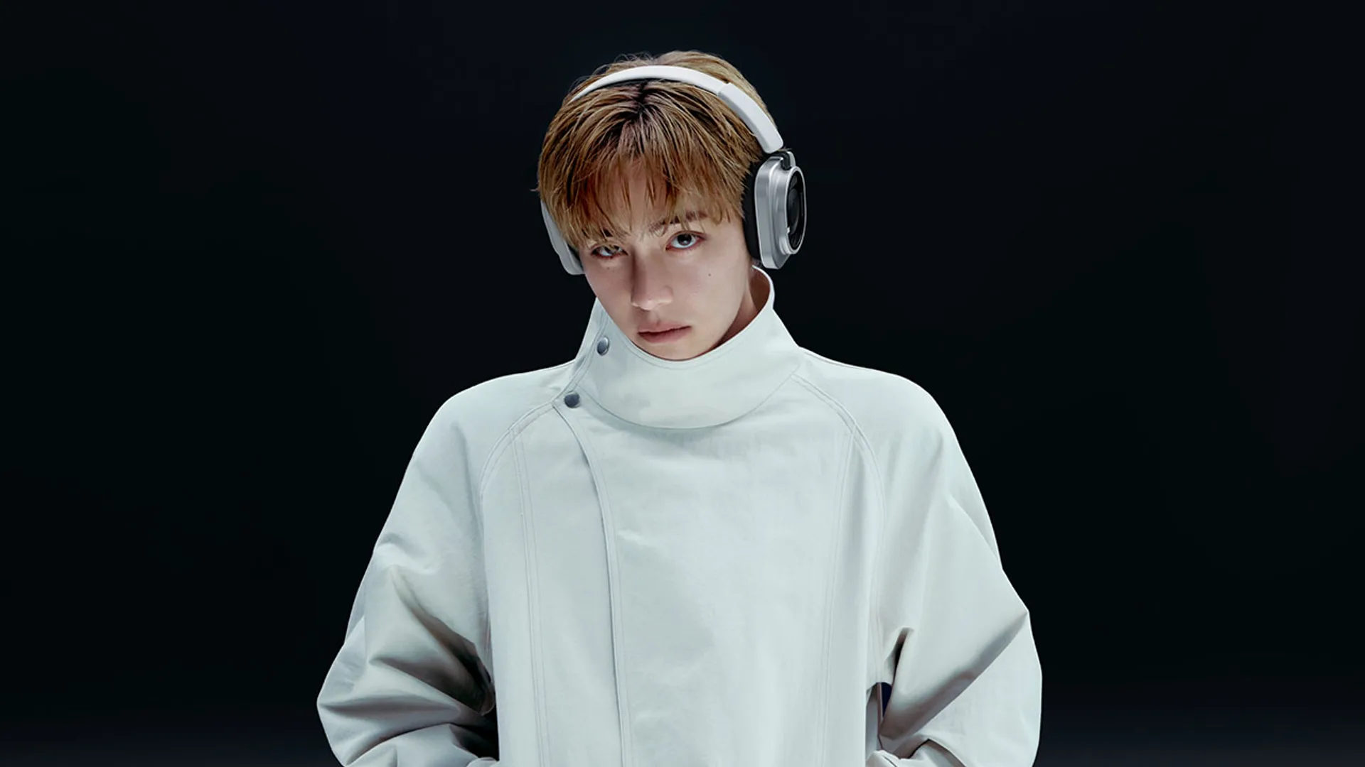 V (BTS) đeo Nothing Headphone (1) Pro màu trắng chiến dịch đại sứ