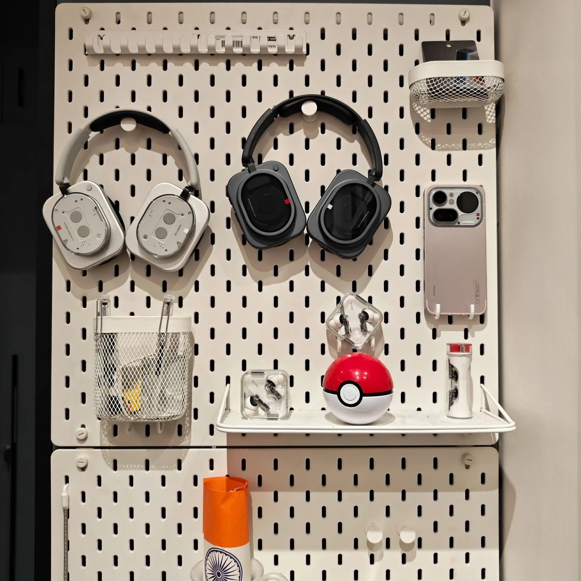 Nothing Headphone (1) Pro trắng và đen cùng hệ Nothing trên pegboard