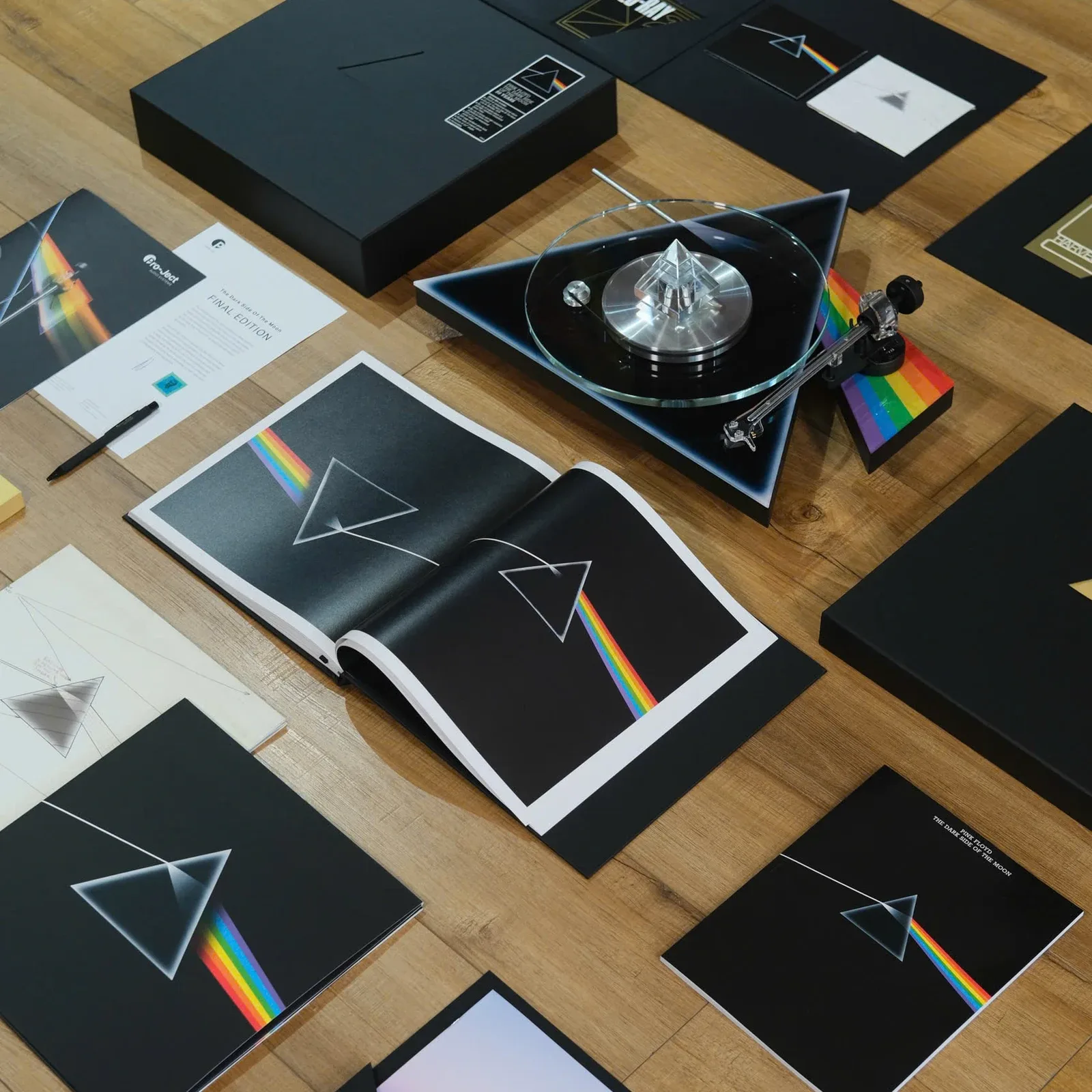 Hình thực tế nội dung deluxe The Dark Side Of The Moon 50th Anniversary Box Set District M