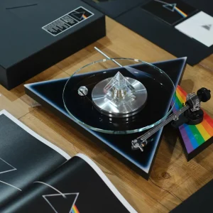 Hình thực tế Final Edition: mâm The Dark Side Of The Moon cùng hộp và sách District M