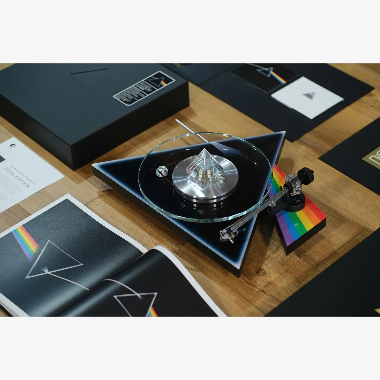 Hình thực tế Final Edition: mâm The Dark Side Of The Moon cùng hộp và sách District M