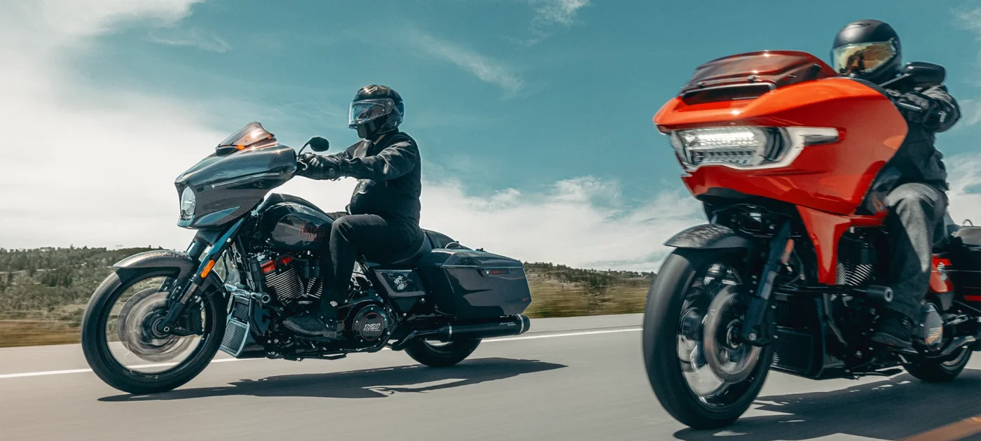 Pro-Ject Harley-Davidson Turntable cạnh xe Harley-Davidson cruiser