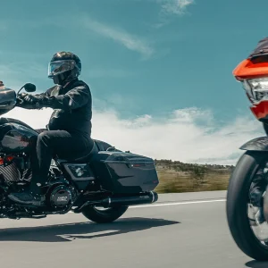 Pro-Ject Harley-Davidson Turntable cạnh xe Harley-Davidson cruiser