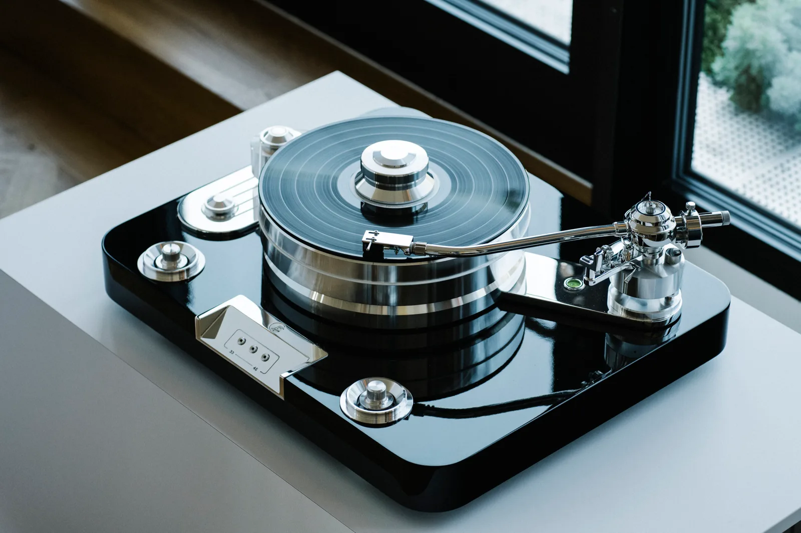 Pro-Ject Signature 12.2 đặt trong không gian nghe nhạc hi-fi