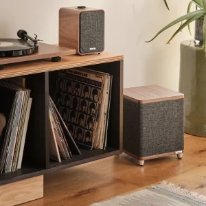 Ruark RS1 Rich Walnut cạnh MR1 và mâm than trong phòng nghe District M