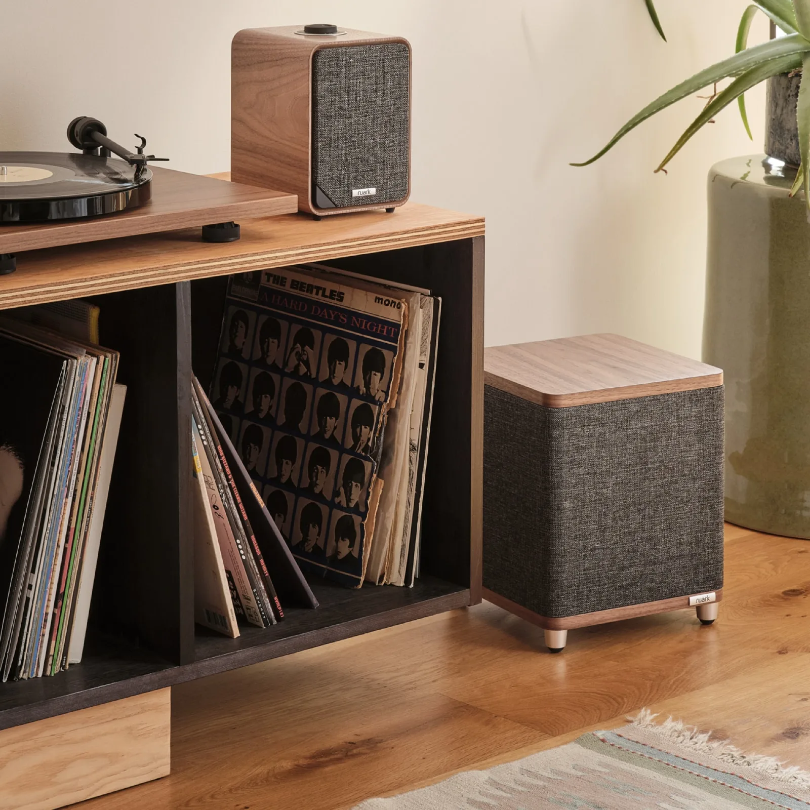 Ruark RS1 Rich Walnut cạnh MR1 và mâm than trong phòng nghe District M