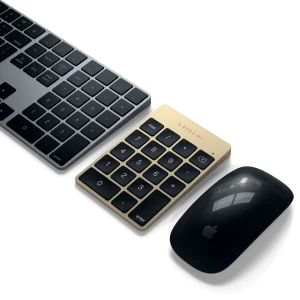 Satechi Aluminum Numpad Gold trên bàn làm việc