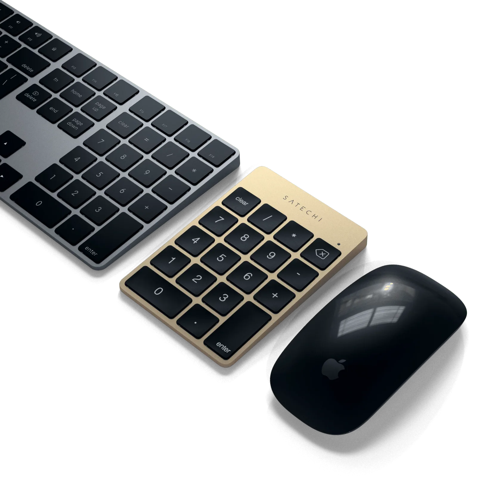 Satechi Aluminum Numpad Gold trên bàn làm việc