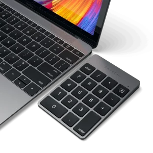 Satechi Aluminum Numpad Space Gray trên bàn làm việc