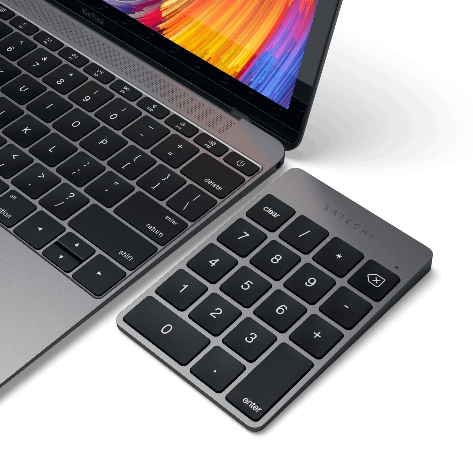 Satechi Aluminum Numpad Space Gray trên bàn làm việc
