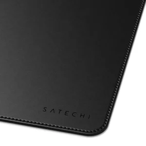 Satechi Desk Mat Black trên bàn làm việc