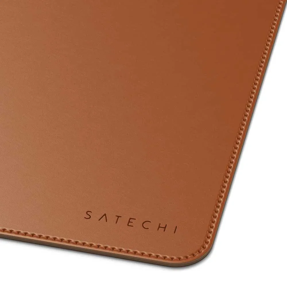 Satechi Desk Mat Brown trên bàn làm việc
