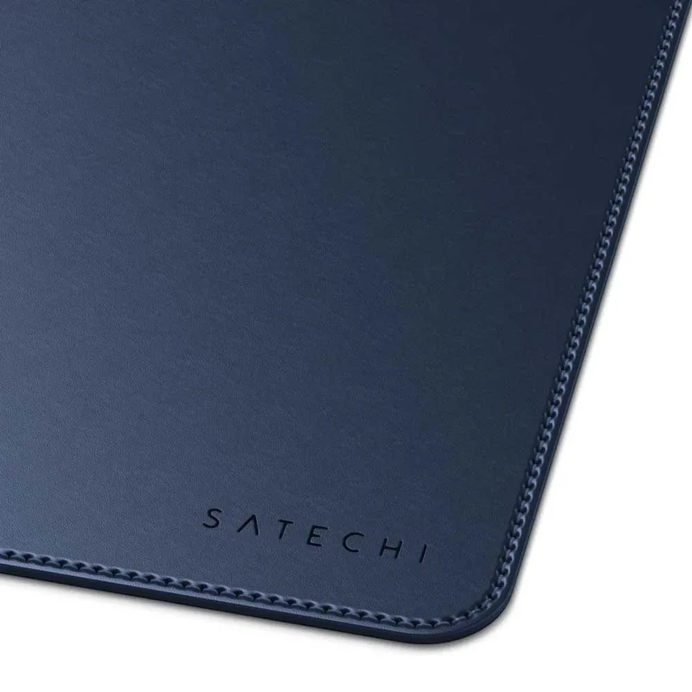 Satechi Desk Mat Dark Blue trên bàn làm việc