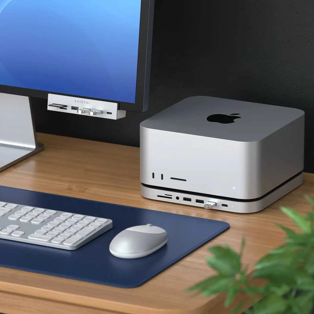 Satechi M1 Silver trên góc bàn làm việc
