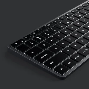 Satechi Slim X2 góc desk với MacBook và phụ kiện