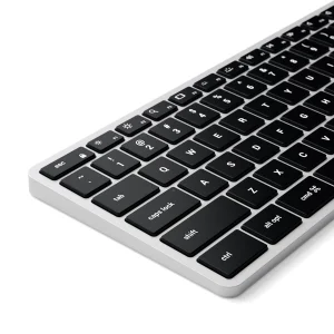 Satechi Slim X3 Silver cạnh mỏng trên bàn