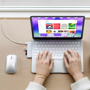 Satechi USB-C Snap Hub Silver gắn MacBook trong góc desk