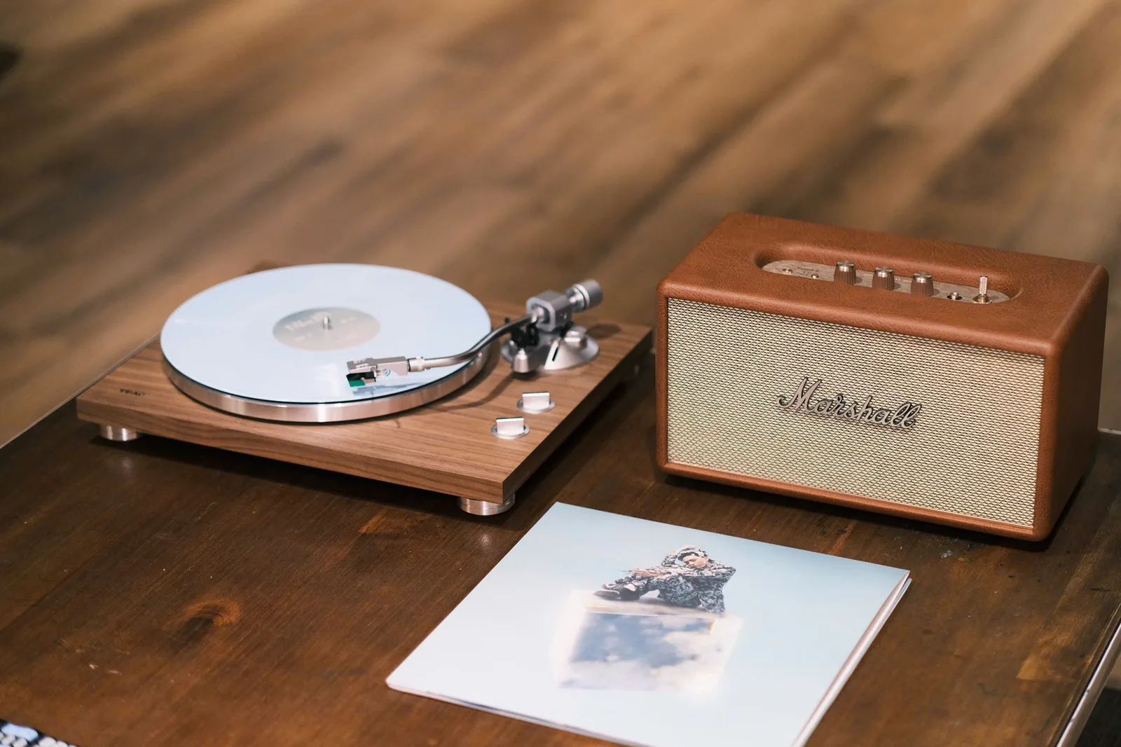 Chi tiết hoàn thiện set TEAC walnut và Stanmore Brown District M