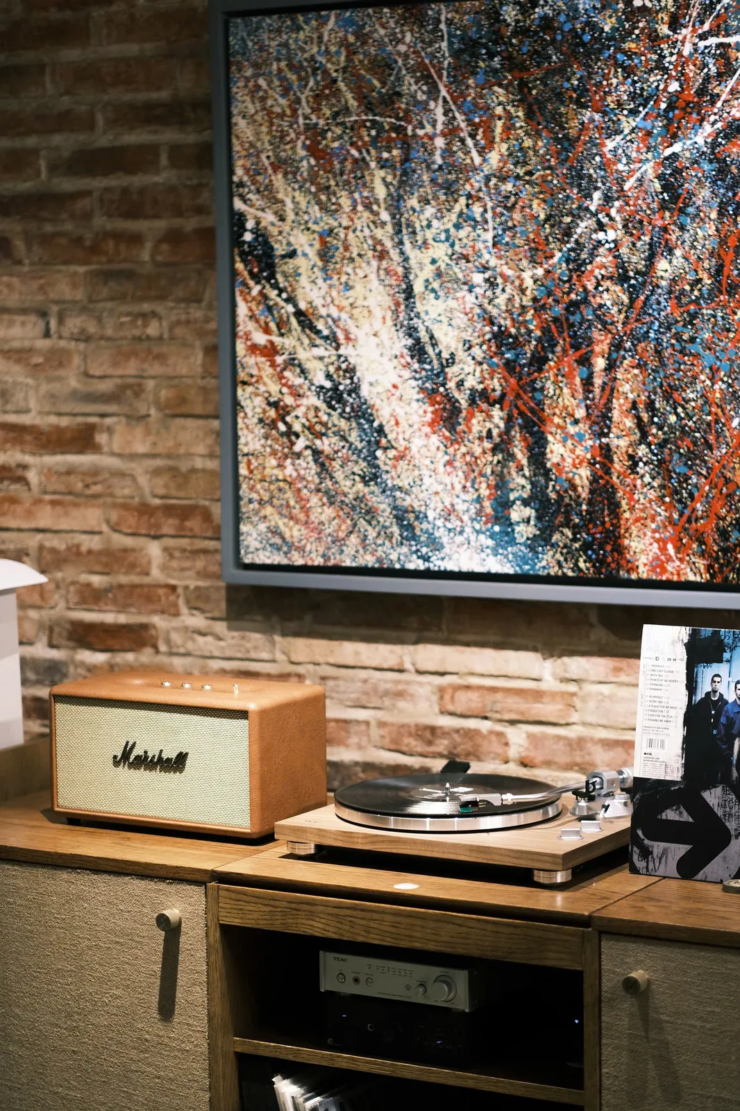 Set TEAC Marshall Stanmore III trên kệ tường gạch District M