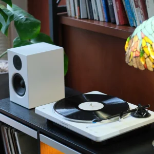 Cận cảnh mâm AT-LP70XBT cần chữ J và đĩa than, loa Audio Pro A28W trắng bên cạnh