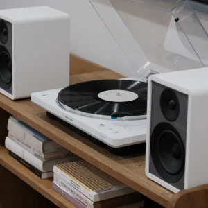 Set mâm than Audio-Technica AT-LP70XBT trắng và loa Onkyo Creator GX-30ARC trắng trên kệ gỗ