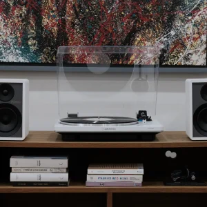 Set AT-LP70XBT và Onkyo GX-30ARC trắng trên kệ sách District M