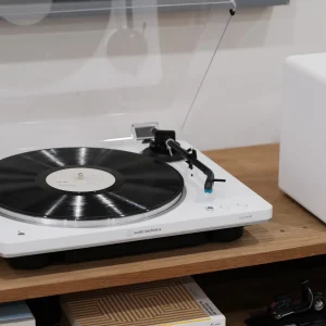 Mâm Audio-Technica AT-LP70XBT trắng cạnh loa Onkyo GX-30ARC