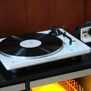 Mặt trên mâm Audio-Technica AT-LP70XBT: platter nhôm, cần kim và logo AT-LP70XBT