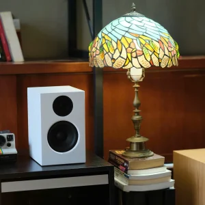 Loa bookshelf Audio Pro A28W trắng woofer và tweeter, đặt cạnh đèn Tiffany