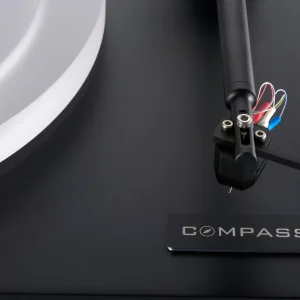 Cận cảnh cần và kim MM N1 trên Clearaudio Compass màu đen, logo COMPASS