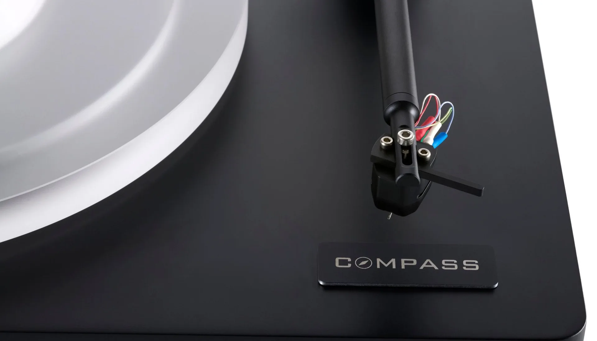 Cận cảnh cần và kim MM N1 trên Clearaudio Compass màu đen, logo COMPASS
