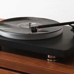 Clearaudio Compass màu đen chơi đĩa vinyl trên mặt gỗ, kim N1 hạ trên đĩa