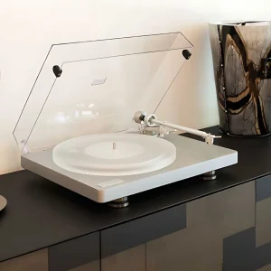 Clearaudio Compass màu trắng trên tủ đen, nắp acrylic mở, đèn chrome và bình trang trí