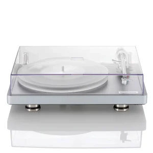 Clearaudio Compass màu silver nắp acrylic đóng trên nền trắng studio