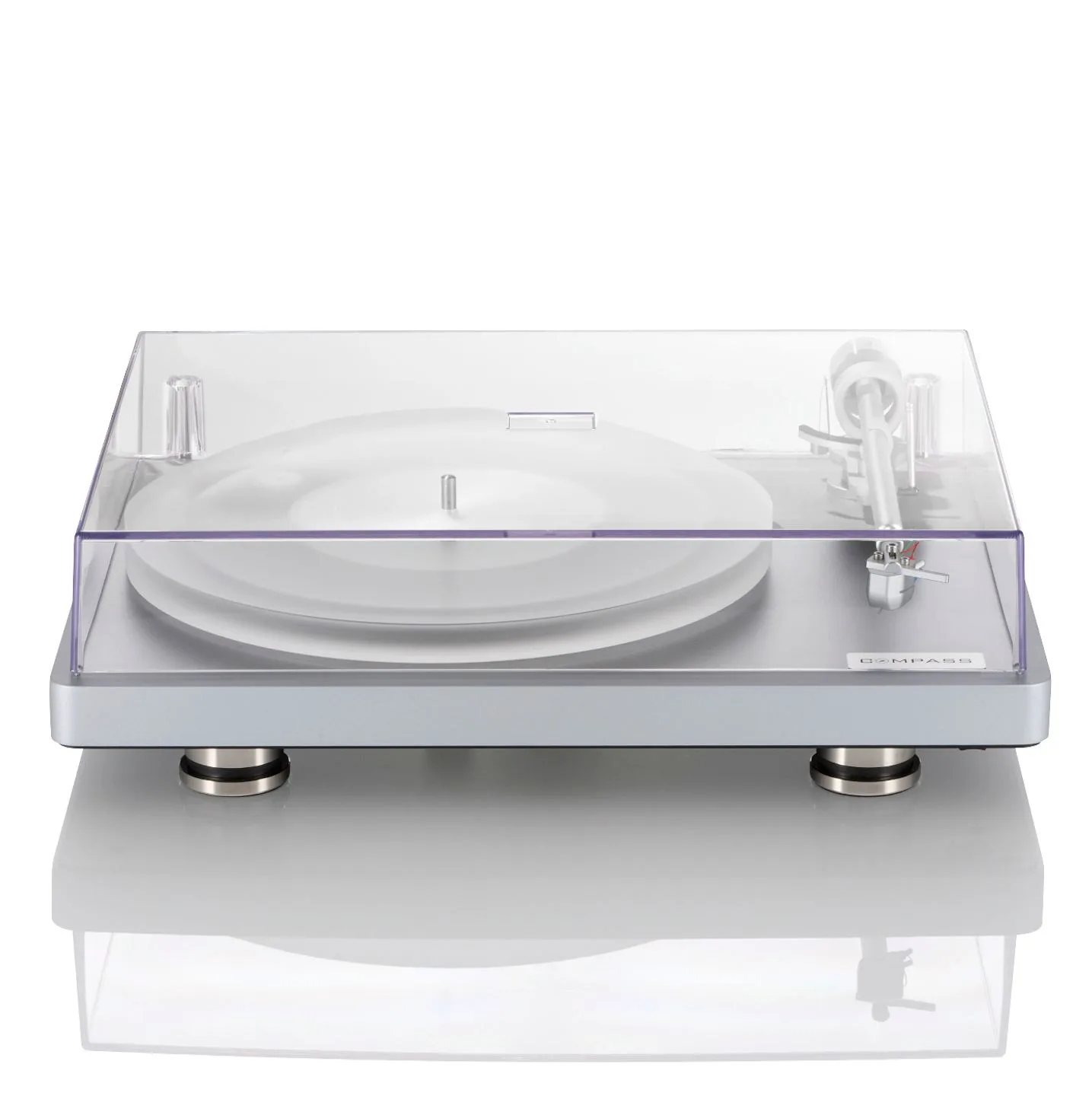 Clearaudio Compass màu silver nắp acrylic đóng trên nền trắng studio
