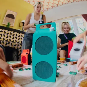 CMF Speaker M turquoise có quai xách đứng trên bàn, Speaker S nhỏ hơn phía sau