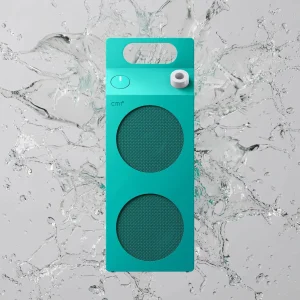 CMF Speaker M màu turquoise giữa nước, hai lưới tròn và quai xách