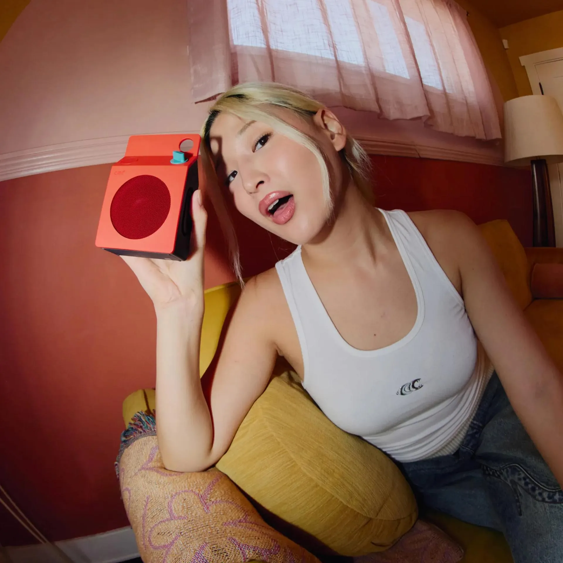 CMF by Nothing loa Bluetooth cam trên ghế sofa lifestyle District M