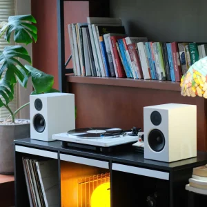 Mâm Audio-Technica AT-LP70XBT đang phát đĩa than giữa hai loa Audio Pro A28W trắng