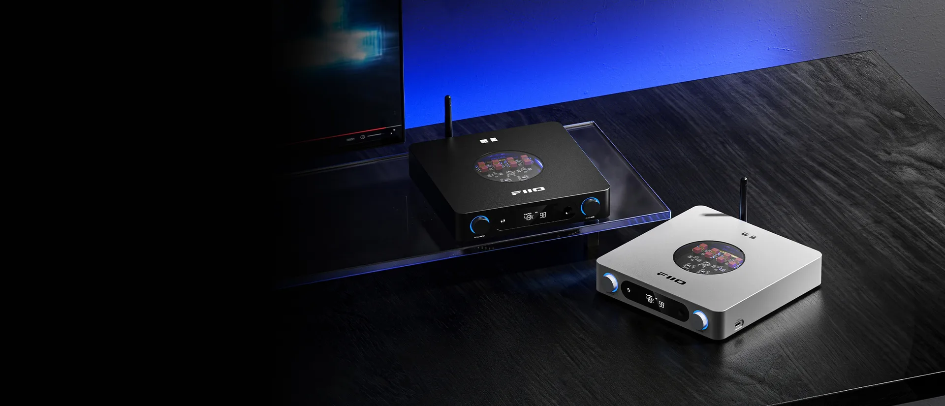 FiiO K13 đen và bạc trên bàn desktop District M