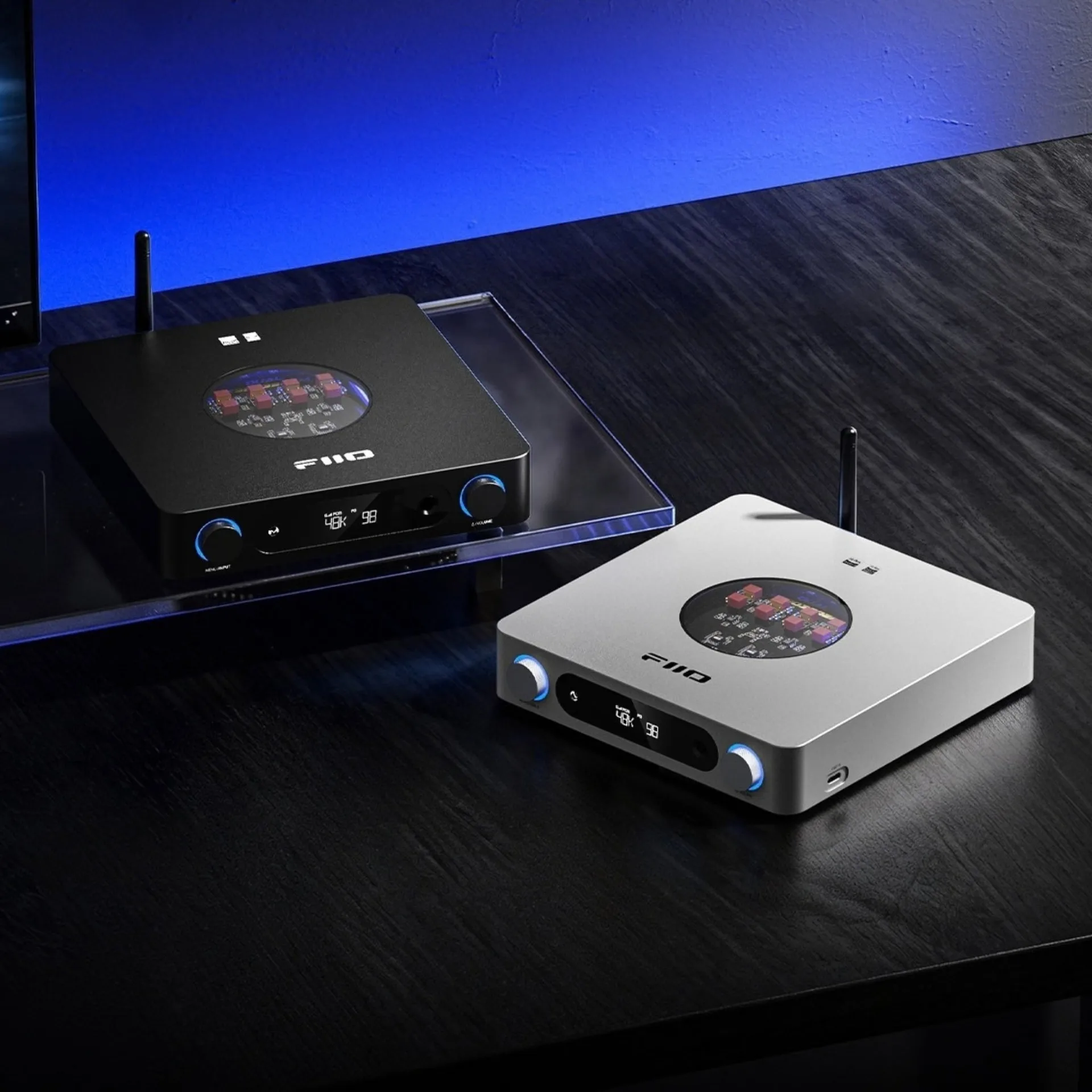 FiiO K13 bạc góc nghiêng đèn xanh District M