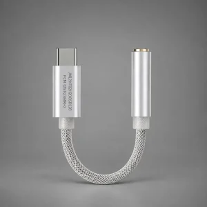 JCALLY JM12 dongle DAC Amp USB-C ra 3.5mm vỏ nhôm bạc, dây bện trắng, nền xám studio