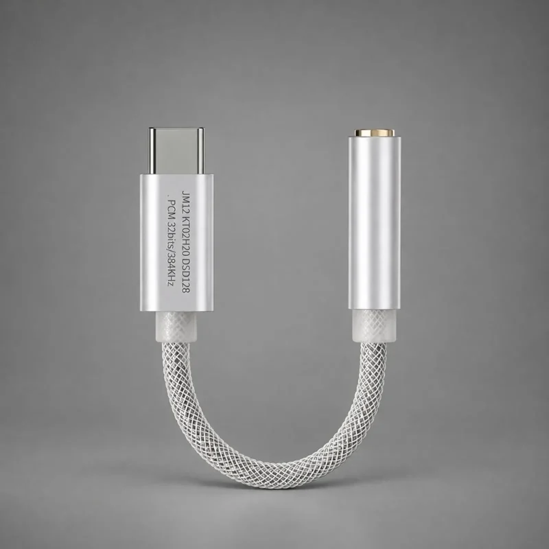 JCALLY JM12 dongle DAC Amp USB-C ra 3.5mm vỏ nhôm bạc, dây bện trắng, nền xám studio