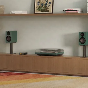 Kanto OBI3 G2 màu Green trên kệ gỗ, giữa cặp loa bookshelf xanh