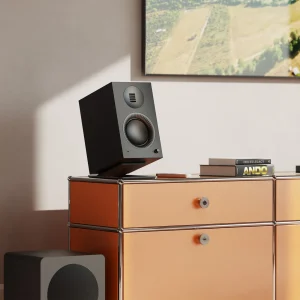 Kanto TUK G2 Black Gunmetal trong không gian sống, góc nghe phòng khách