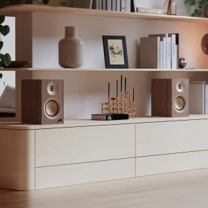 Kanto TUK G2 Walnut Rose Gold trong góc nghe analog trên kệ gỗ