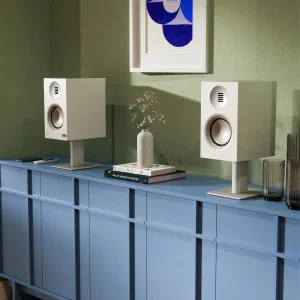 Kanto TUK G2 White Aluminum trên kệ trong phòng khách sáng